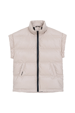 бежевый Oversize жилет из экокожи. Модель свободного силуэта с боковыми карманами, отстегивающимся капюшоном и застежкой на молнию. 