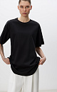 Футболка из 100% хлопка. Модель свободного силуэта, с круглым вырезом горловины и спущенной линией плеча.