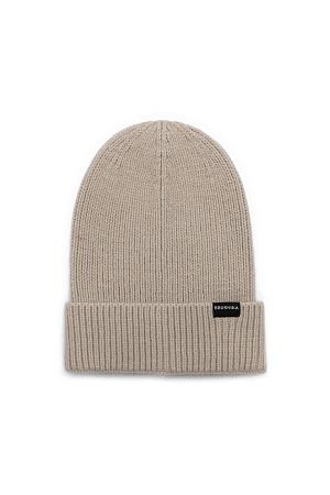 бежевый Трикотажная шапка из шерсти альпака. Модель с отворотом и брендированным ярлыком.