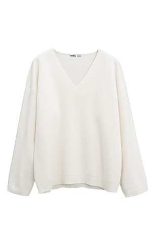 молочный Трикотажный джемпер из шерсти с добавлением кашемира. Модель свободного силуэта со спущенной линией плеч и V-образным вырезом горловины. Манжеты рукавов и низ изделия выполнены в рубчик.