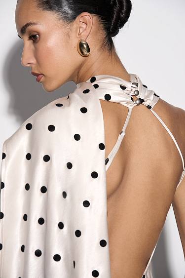 Атласное платье в горох с шарфом