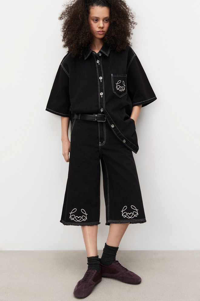 Джинсовые шорты-бермуды с вышивкой