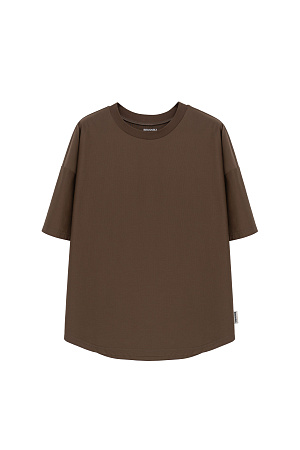 коричневый Оверсайз футболка из хлопка. Модель свободного силуэта со спущенной линией плеч, круглым вырезом горловины и арочным низом.