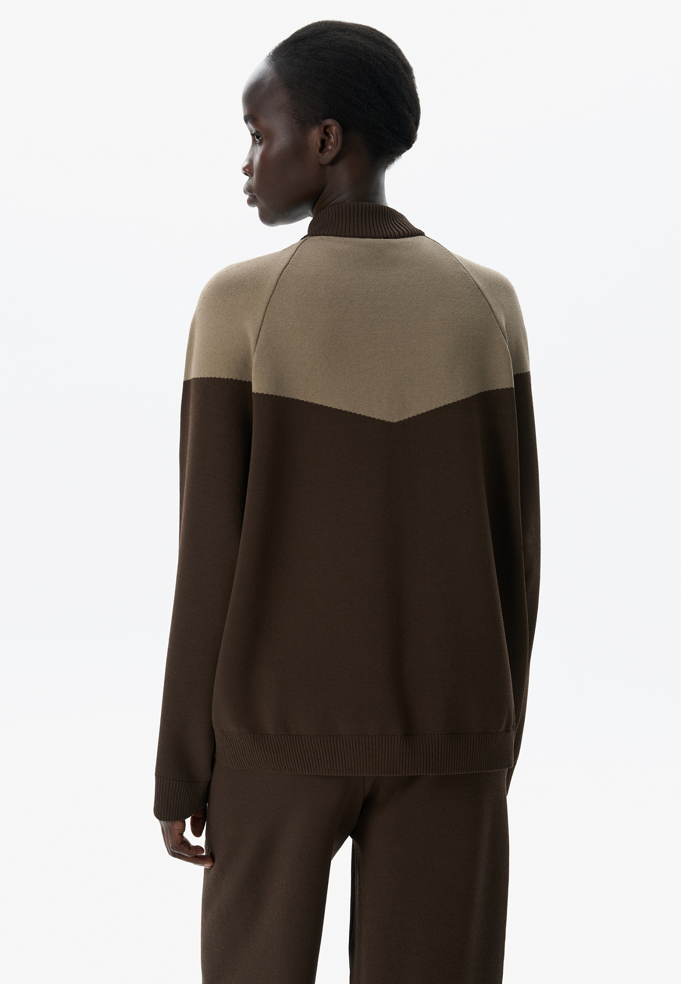 Трикотажный бомбер из вискозы с добавлением эластана. Модель прямого силуэта, с рукавом реглан, невысоким воротником-стойкой и боковыми карманами. Изделие декорировано брендированным жаккардом на груди. Застежка на молнию.