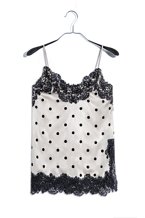 молочный Атласный топ в горох. Модель на тонких бретельках. Изделие декорировано тонким кружевом.