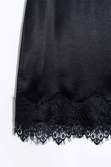 Атласная юбка мини с кружевом