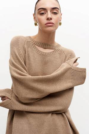 бежевый Трикотажный джемпер из шерсти. Модель прямого кроя с декоративным вырезом и разрезами на рукавах.