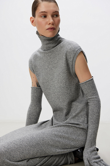 Трикотажное платье макси с высоким воротником