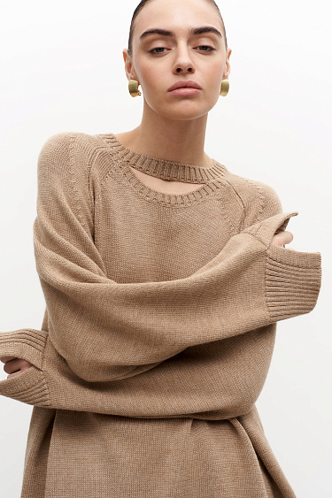 Джемпер с акцентным вырезом