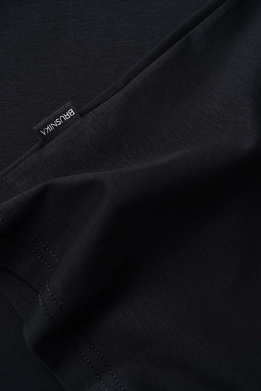 Футболка с подплечниками