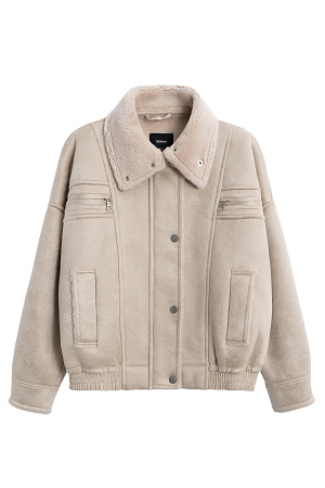 бежевый Шерстяной бомбер с воротником-стойкой. Модель свободного силуэта со спущенной линией плеча, манжетами на кнопках, нагрудными карманами на молниях и боковыми карманами. Низ изделия выполнен на резинке. Застежка на молнию под планкой с кнопками.