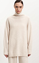 Джемпер свободного силуэта из кашемира и шерсти с высоким воротом и с боковыми разрезами.