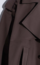 Двубортный короткий тренч. Модель прямого кроя с кокеткой, широким отложным воротником с лацканами, патами с пуговицами на рукавах и плечах и шлевками на талии для пояса. Изделие обработано влагоотталкивающей пропиткой. 