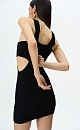 Трикотажное платье длины мини из вискозы. Модель приталенного силуэта с перекрещенным лифом, широкими бретелями и небольшими вырезами на талии. 