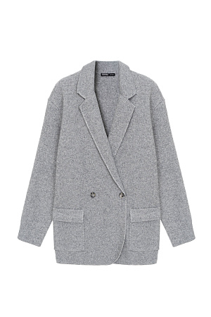 серый Трикотажный двубортный жакет из смесовой шерсти с добавлением кашемира. Модель прямого кроя, с прямоугольными лацканами и накладными карманами с клапанами спереди. Изделие без подкладки.