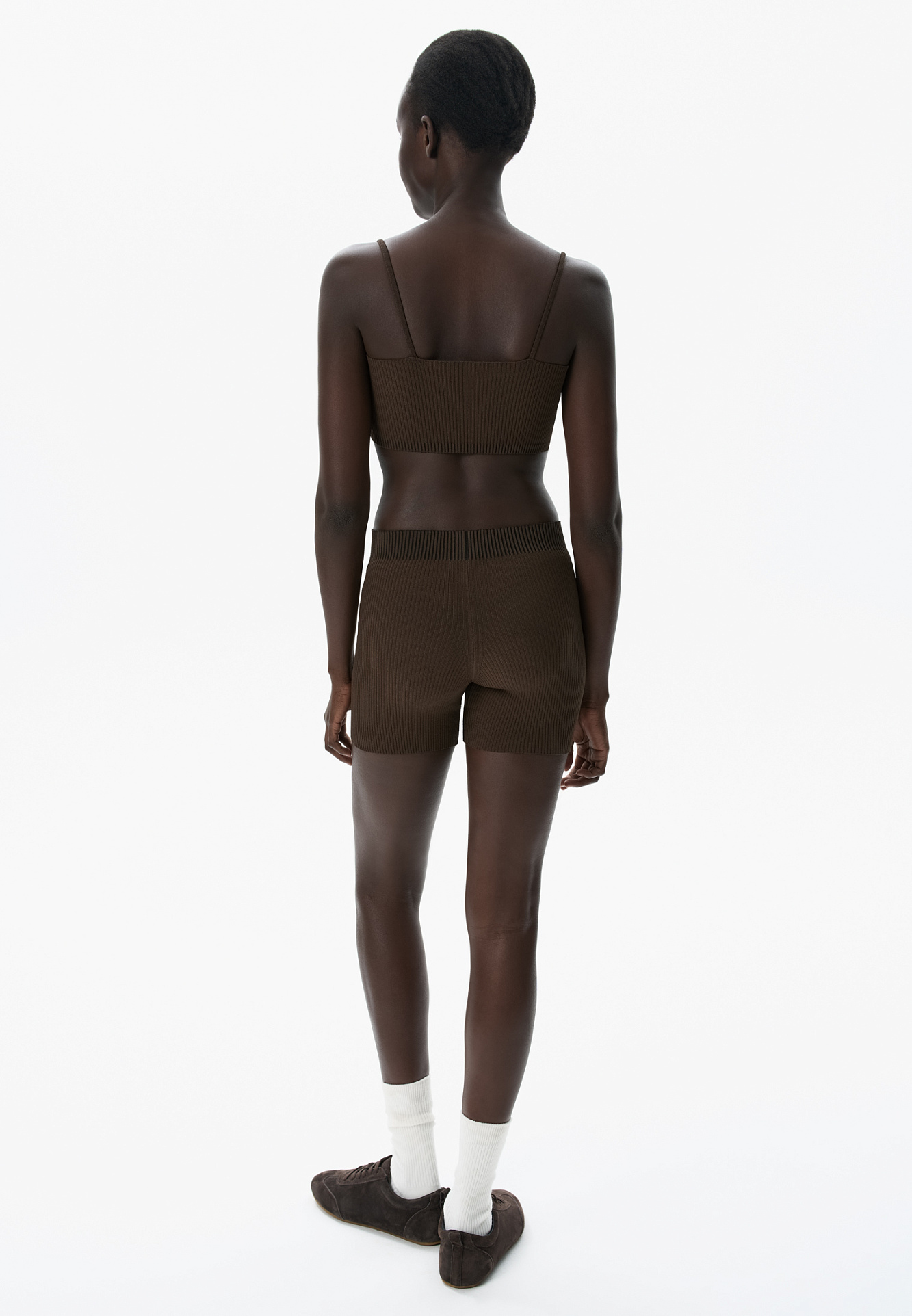 Трикотажные велосипедки из вискозы. Модель с эластичным поясом и  жаккардовым ярлыком. Изделие выполнено в рубчик. Дополнить образ можно топом в таком же стиле.