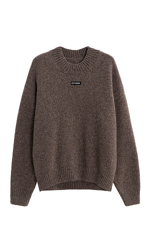 коричневый Объемный джемпер из шерсти с добавлением кашемира. Модель свободного силуэта, со спущенной линией плеч. Воротник выполнен изнаночными петлями в широкий рубчик. Манжеты рукавов и низ изделия - на резинке. Джемпер декорирован брендированным трикотажным ярлычком.