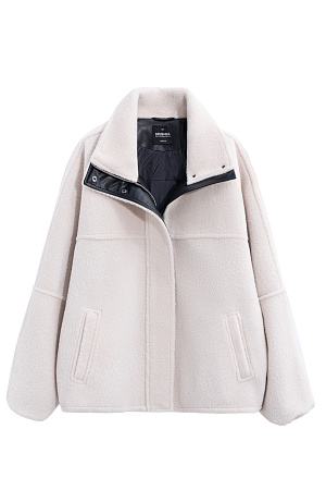 молочный Шуба из экомеха с воротником-стойкой. Модель свободного силуэта с боковыми карманами, объемными швами и манжетами на резинке. Застежка на молнию под планкой с кнопками, декорированной экокожей.