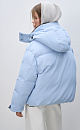 Пуховик с двумя нагрудными накладными карманами, воротником-стойкой и капюшоном. Застежка на молнию под планкой. Манжеты рукавов фиксируются липучкой. Низ изделия выполнен на регулируемой кулиске.