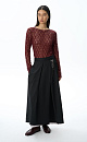 Юбка длины миди из шерсти. Модель А-силуэта с крупными косыми складками спереди. Застежка на молнию сзади. Изделие без подкладки.