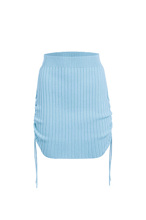 голубой Трикотажная юбка длины мини из вискозы. Модель с драпировкой по бокам, регулируемой кулиской и эластичным поясом на резинке. Дополнить образ можно топом в таком же стиле. 