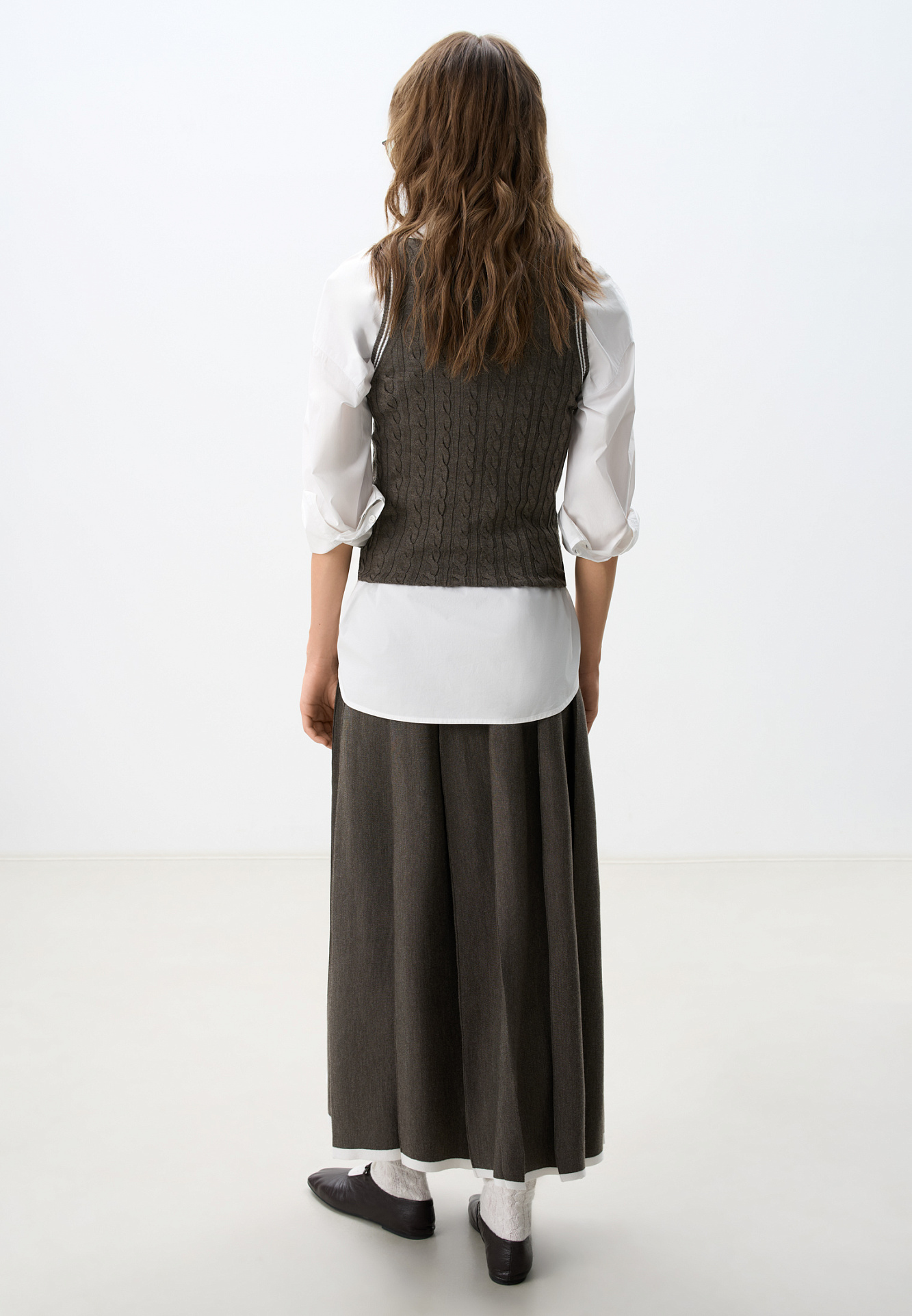 Трикотажная майка из шерсти. Модель свободного силуэта, без рукавов, на широких лямках, с круглым вырезом горловины и глубокой проймой. Изделие выполнено объемной вязкой косами и декорировано контрастным лампасом и логотипом бренда на груди.<br />