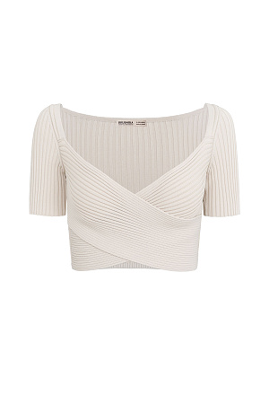 бежевый Короткий трикотажный топ из вискозы. Модель приталенного силуэта, с коротким рукавом, глубоким вырезом и скрещенным лифом. Изделие выполнено в рубчик.