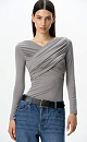 Удлиненный топ с драпировкой на груди. Модель приталенного силуэта с длинным рукавом, выполнена из мягкой и шелковистой ткани. 