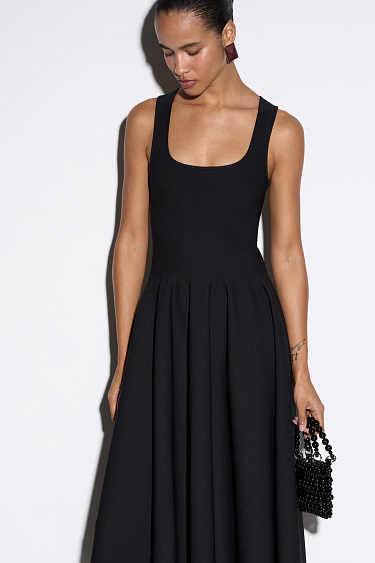 Трикотажное платье длины миди