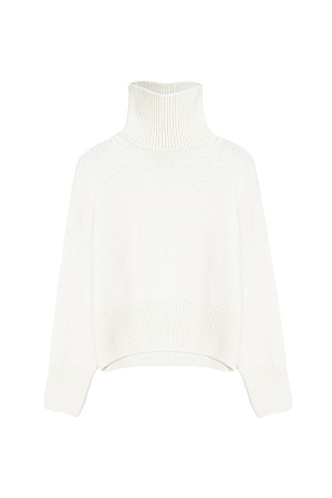 белый Трикотажный джемпер с шерстью альпака. Модель свободного силуэта с высоким воротником, спущенной линией плеча и длинными рукавами. Манжеты и низ изделия в рубчик.