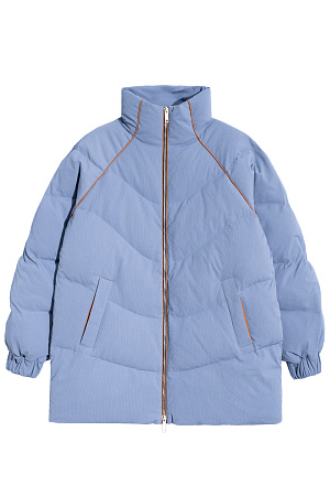голубой Удлиненный стеганый пуховик из текстурного нейлона. Модель с воротником-стойкой и прорезными карманами. Застежка на молнию. Брендированный ярлык на спине и рукаве изделия.