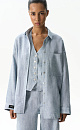 Льняная рубашка с накладным карманом на груди. Модель свободного силуэта с классическим отложным воротником, спущенной линией плеч и большим нагрудным карманом. Застежка на пуговицы. Изделие декорировано брендированным ярлыком на рукаве и пуговицами на манжетах рукавов.