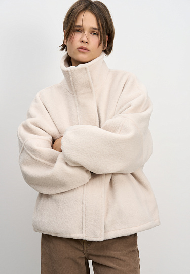 Шуба из экомеха с воротником-стойкой