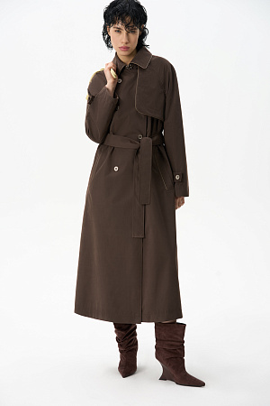 коричневый Двубортный длинный тренч прямого кроя. Модель с отложным воротником, декорированным металлической перемычкой, отлетной кокеткой, патами с пуговицами на манжетах, карманами и шлевками на талии для пояса. 