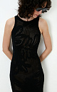 Трикотажное платье длины миди из органического хлопка. Модель приталенного силуэта, без рукавов. круглым вырезом горловины, разрезом спереди и шнуровкой на спине. Изделие декорировано растительным орнаментом. <br />
Органический хлопок - более экологичная и безопасная альтернатива обычному хлопку, выращенная без использования химикатов. 