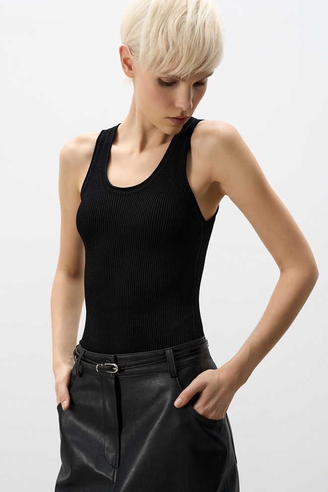 Трикотажная майка с глубоким вырезом