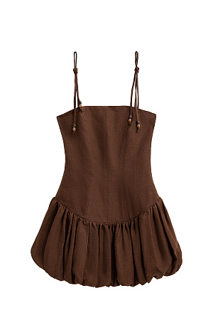 коричневый Платье длины мини из 100% льна с юбкой-баллон. Модель приталенного силуэта, с корсетным верхом, на тонких бретельках, декорированных крупными бусинами. Спинка изделия выполнена на резинке. 