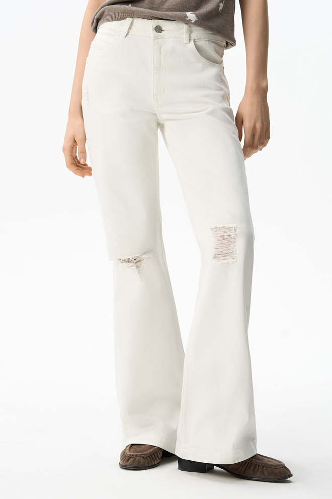 Расклешенные джинсы с разрезами