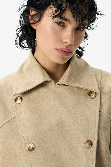 Двубортный короткий тренч под замшу