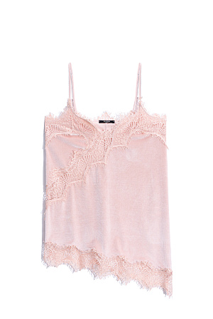 розовый Топ из бархатной вискозы, декорированный тонким кружевом. Модель асимметричного кроя, с глубоким вырезом декольте на тонких бретельках. 