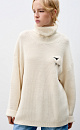 Трикотажный джемпер из шерсти альпака. Модель свободного силуэта, с высоким вывязанным горлом, спущенной линией плеч и длинными рукавами с манжетами. Изделие декорировано объемным элементом в виде барашка. 