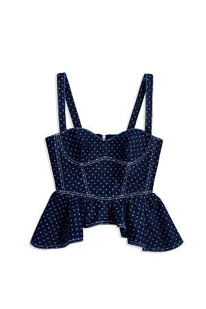 синий Джинсовый топ с принтом в горох из 100% хлопка. Модель приталенного силуэта на широких бретельках, с фигурным лифом, акцентными строчками и баской. Застежка на молнию сзади. 