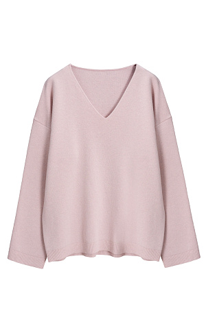 розовый Трикотажный джемпер из шерсти с добавлением кашемира. Модель свободного силуэта со спущенной линией плеч и V-образным вырезом горловины. Манжеты рукавов и низ изделия выполнены в рубчик.