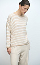 Трикотажный джемпер в полоску из шерсти с добавлением кашемира. Модель свободного силуэта со спущенной линией плеч и круглым вырезом горловины.