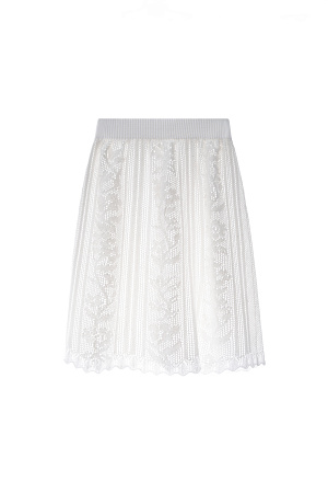 белый Ажурная юбка длины мини из вискозы. Изделие выполнено ажурным переплетением с дизайном в виде растительного орнамента. Модель приталенного силуэта с эластичным поясом в рубчик. Изделие без подкладки.