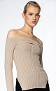 Трикотажный топ из вискозы. Модель с открытыми плечами и длинными рукавами. Изделие декорировано небольшим вырезом на груди.