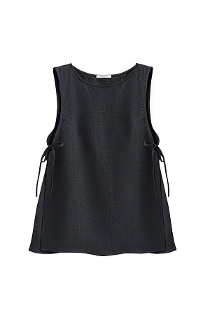 черный Топ из 100% льна. Модель свободного кроя, без рукавов, с круглым вырезом горловины. Изделие фиксируется завязками по бокам.