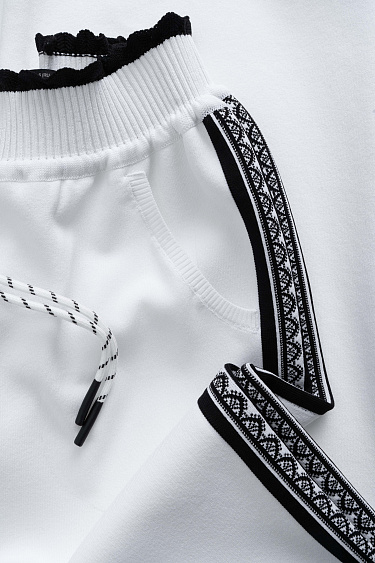 Джоггеры с лампасами и кружевом