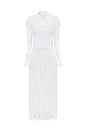 белый Трикотажное платье из вискозы с добавлением шерсти мериноса. Модель длины миди с плиссированной юбкой. Отложной воротник поло и планка с пуговицами на груди. Длинные рукава с разрезами.