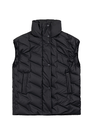 черный Объемный стеганый жилет на пуху. Модель прямого кроя, с воротником стойкой и боковыми карманами. Застежка на молнию и кнопки под планкой.